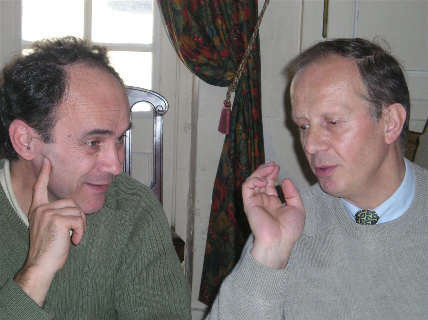Deux cousins en conversation, années 2000