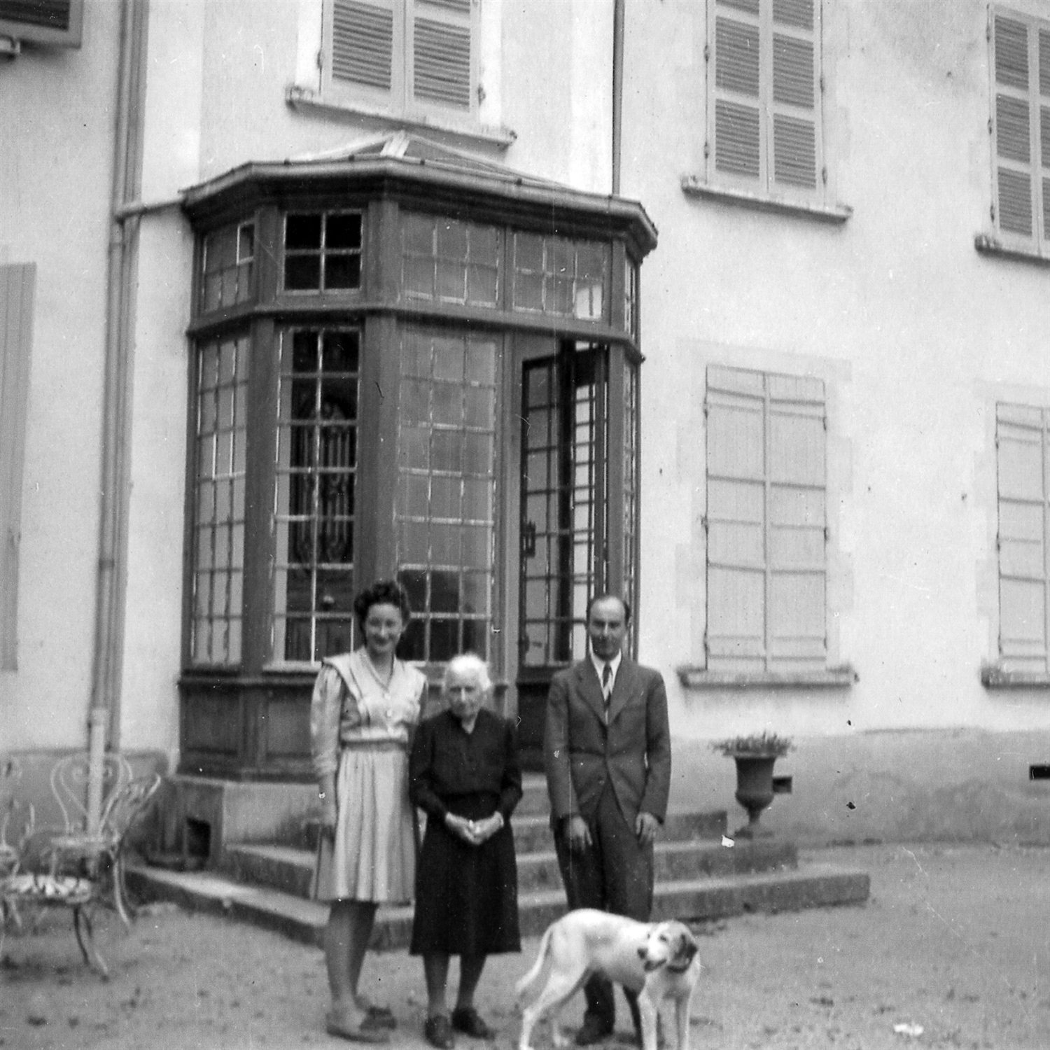 Devant la maison de famille, fin des années 1940