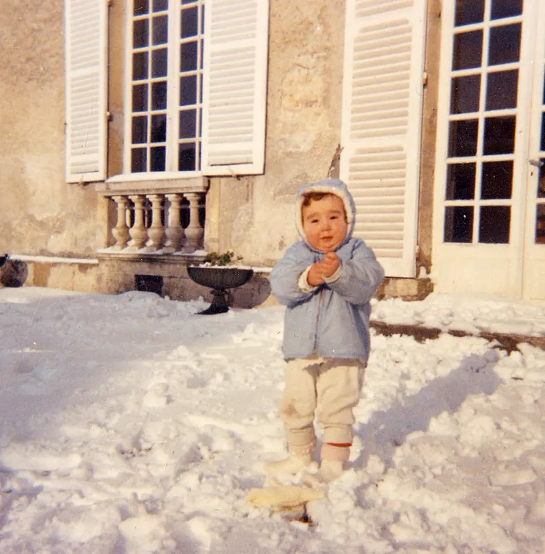 La façade des Mésanges à Ver-sur-Mer, sous la neige